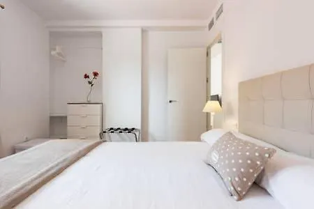 Amadeo Vives 3 Apartment
